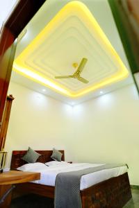 Un dormitorio con un techo con un reloj en la pared. en Karni Divine Haveli, en Bikaner 24 fotos más