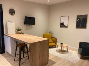 a room with a kitchen with a table and chairs at Charmant studio pont de Kerino-Chorus-Conleau in Vannes