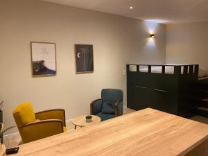 a room with a table and chairs and a bunk bed at Charmant studio pont de Kerino-Chorus-Conleau in Vannes