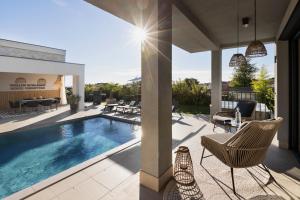 a house with a swimming pool and a patio at Villa Bewegte Berge in Kaštelir