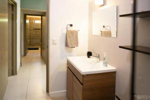 马萨特兰Departamento Con Alberca的浴室里有洗手池和镜子 更多7张照片