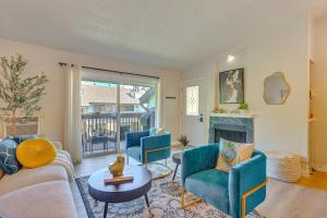 un soggiorno con divano, poltrone e camino di 1 Mi to Dtwn Condo with Pool Access in Castle Rock a Castle Rock