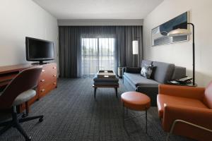 TV a/nebo společenská místnost v ubytování Courtyard Dallas Las Colinas
