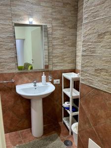 een badkamer met een wastafel en een spiegel bij MAISON PALU' in Napels