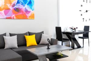 una sala de estar con un sofá y una mesa en H4 Art Sparta Apartment, en Esparta