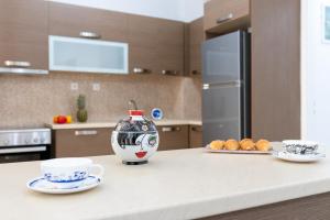 Una cocina con una mesa con un jarrón y platos de comida. en H4 Art Sparta Apartment, en Esparta