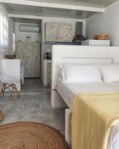 Postel nebo postele na pokoji v ubytování Zacharias Seaside Studio Kimolos