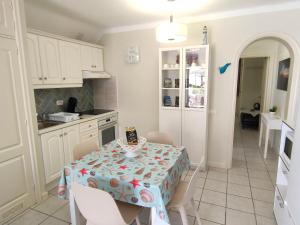 Kuchnia lub aneks kuchenny w obiekcie Apartamento Rocas del Mar 130