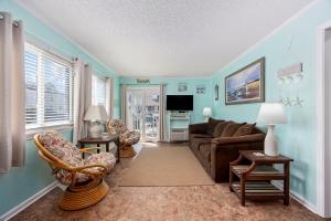 A Place At The Beach II - 1 block from the ocean的电视和/或娱乐中心
