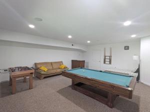 Τραπέζι μπιλιάρδου στο Cheerful 4Br Water View Lakehouse with Dock & More +30 φωτογραφίες