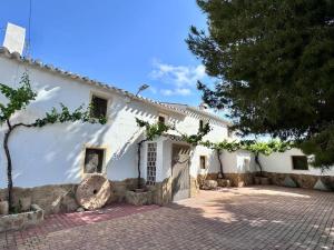 une maison blanche avec une allée en briques devant dans l'établissement Cortijo Bernardino, à Chirivel