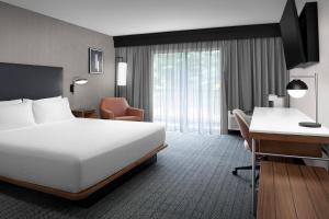 Postel nebo postele na pokoji v ubytování Courtyard by Marriott Portland Tigard