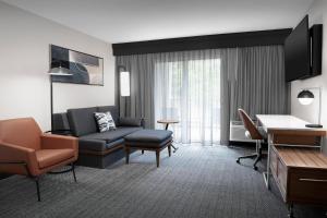 Posezení v ubytování Courtyard by Marriott Portland Tigard