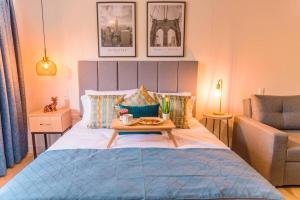 Un dormitorio con una cama con una bandeja de comida encima. en Hermosa Suite CoWork - Gym-WifI El Poblado, en Medellín