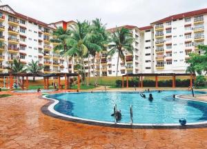 a large swimming pool in front of a building at d'Nur Homestay in Kampong Tanah Merah