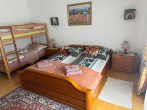 Postel nebo postele na pokoji v ubytování Steinadler apartman Dog-friendly, quiet, garden house with private parking and beautiful views - Kertes apartman egy szoba áráért