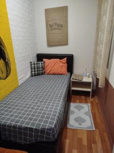 una piccola camera da letto con un letto e un tavolo di Alsancak Konak Green Seaside 250 walk a Konak Altre 18 foto