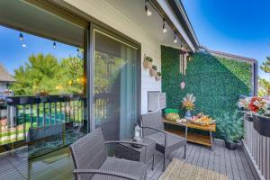 Balcone o terrazza di 1 Mi to Dtwn Condo with Pool Access in Castle Rock