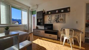 ein Wohnzimmer mit einem Bett, einem Tisch und Stühlen in der Unterkunft Dana's House in Campione dʼItalia
