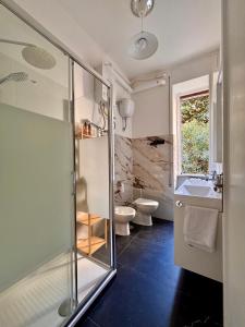 un bagno con doccia, WC e lavandino di The Place Strozzi a Roma