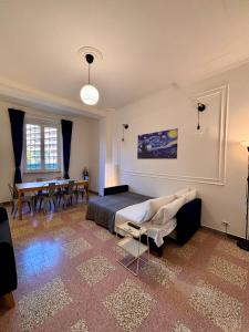 una camera da letto con un letto, un tavolo e delle sedie di The Place Strozzi a Roma Altre 34 foto