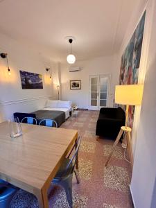 un soggiorno con letto e tavolo in una camera di The Place Strozzi a Roma