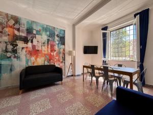 un soggiorno con tavolo da pranzo e sedie di The Place Strozzi a Roma
