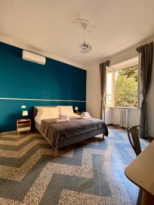 una camera da letto con un letto e una parete blu di The Place Strozzi a Roma