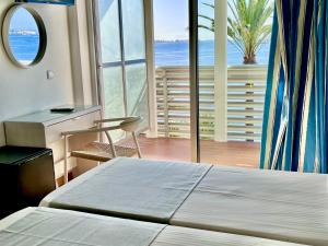 Postel nebo postele na pokoji v ubytování Hotel Neptuno