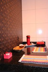 un bancone nero con piatti di cibo sopra di Ilha do Sol a Arraial d'Ajuda Altre 18 foto