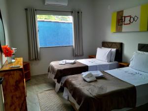 アライアル・ダジュダにあるIlha do Solのベッドが2つと窓があるホテルの部屋