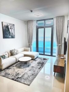 ein Wohnzimmer mit Sofa und Tisch in der Unterkunft Al Reem Breeze in Abu Dhabi