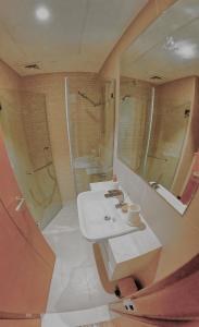 ein Badezimmer mit Waschbecken und Dusche in der Unterkunft Al Reem Breeze in Abu Dhabi