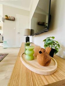 ein Tisch mit Vasen auf einem Tisch in der Unterkunft Chez Jean ! Au pied du vignoble, à 5 min de Colmar in Ingersheim