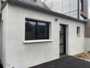 a white house with black windows at Charmant studio pont de Kerino-Chorus-Conleau in Vannes
