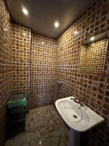 un baño con lavabo y espejo en Modern Space, en Angisa