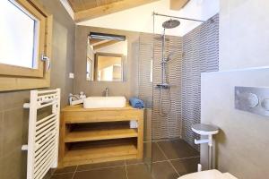 un bagno con lavandino e doccia di Résidence Le Bettex - Chalet TY MENEZ MAE-9634 a Praranger Altre 10 foto