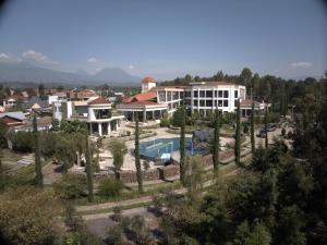 vue aérienne d'un complexe hôtelier avec piscine dans l'établissement Grotta Resort, à Gasanze