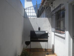 ein schwarzer Stuhl auf der Seite eines Gebäudes in der Unterkunft Marina in Mar del Plata