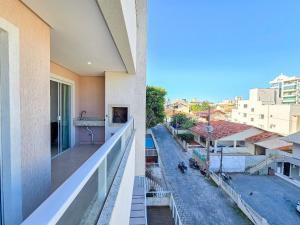 ボンビーニャスにあるResidencial La Rosaditaの通りの景色を望む建物のバルコニー