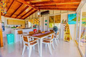 Kuchyň nebo kuchyňský kout v ubytování Casa frente al mar providencia