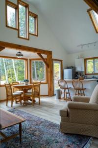 un salon avec une table et des chaises et une cuisine dans l'établissement Magical Retreat Cottage, Autumn Colors and Waterfalls - Vermont Getaway, à South Newfane