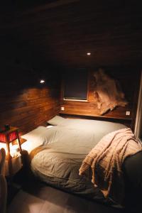Postel nebo postele na pokoji v ubytování Reindeer River lights lodge