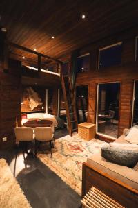 Posezení v ubytování Reindeer River lights lodge