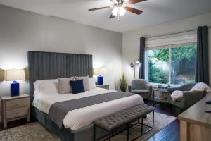 Postel nebo postele na pokoji v ubytování Luxe CDA Retreat - 2 King Suites - Family Friendly