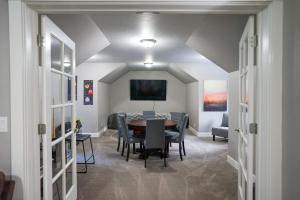 TV a/nebo společenská místnost v ubytování Luxe CDA Retreat - 2 King Suites - Family Friendly