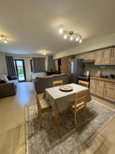 Η κουζίνα ή μικρή κουζίνα στο Ζέφη