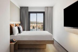 Posteľ alebo postele v izbe v ubytovaní Moxy Barcelona