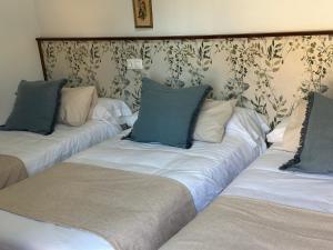 Postel nebo postele na pokoji v ubytování Hostal Camarina
