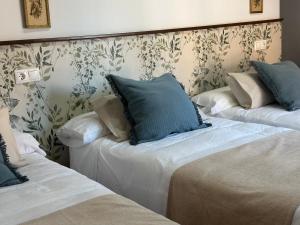 Postel nebo postele na pokoji v ubytování Hostal Camarina